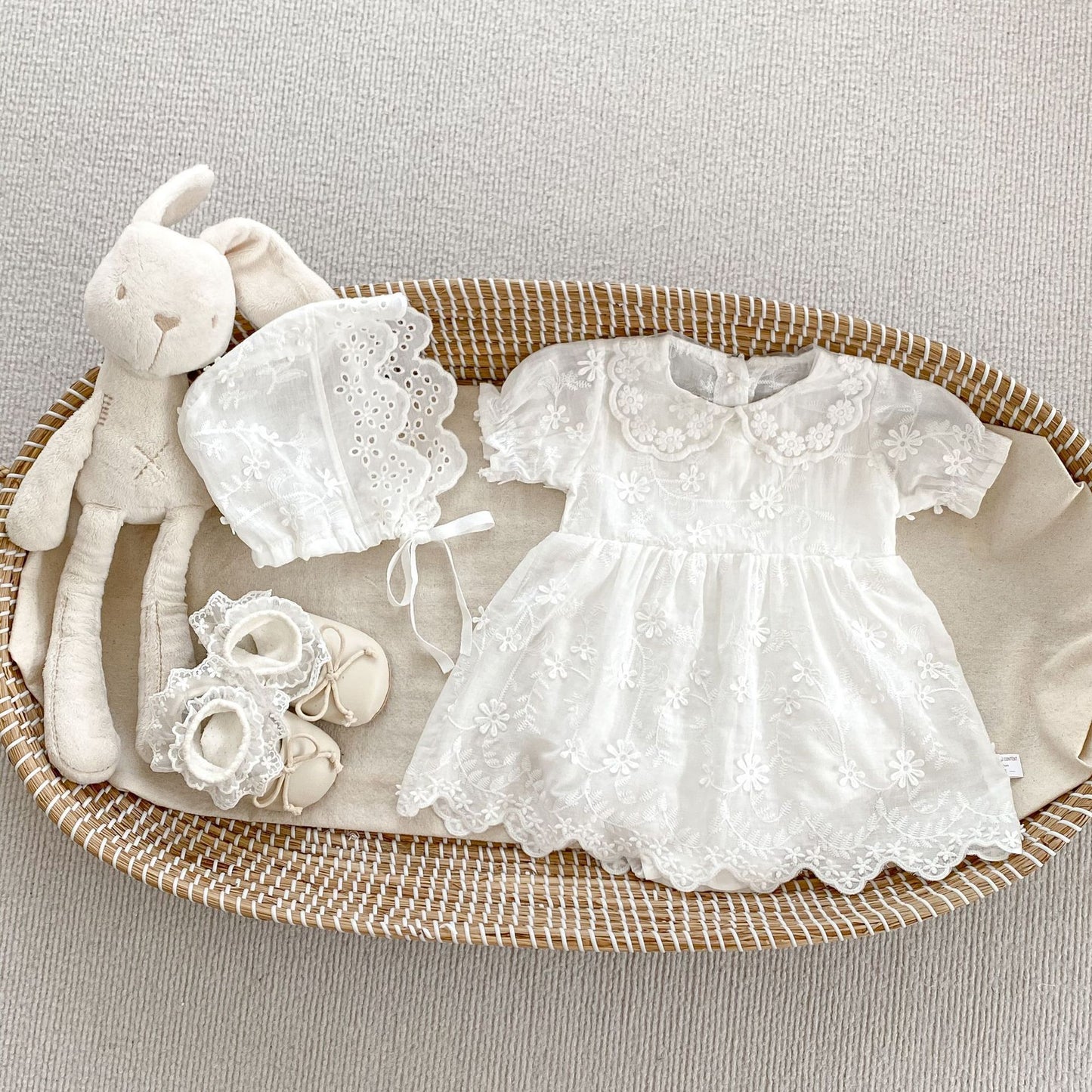 Vestido Ivory Encaje Floral – Con Gorro