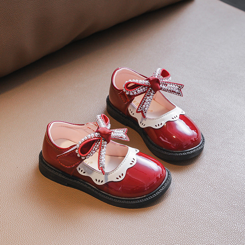 Zapatos de Charol Rojo con Lazo de Perlas – Colección Princesa Festiva