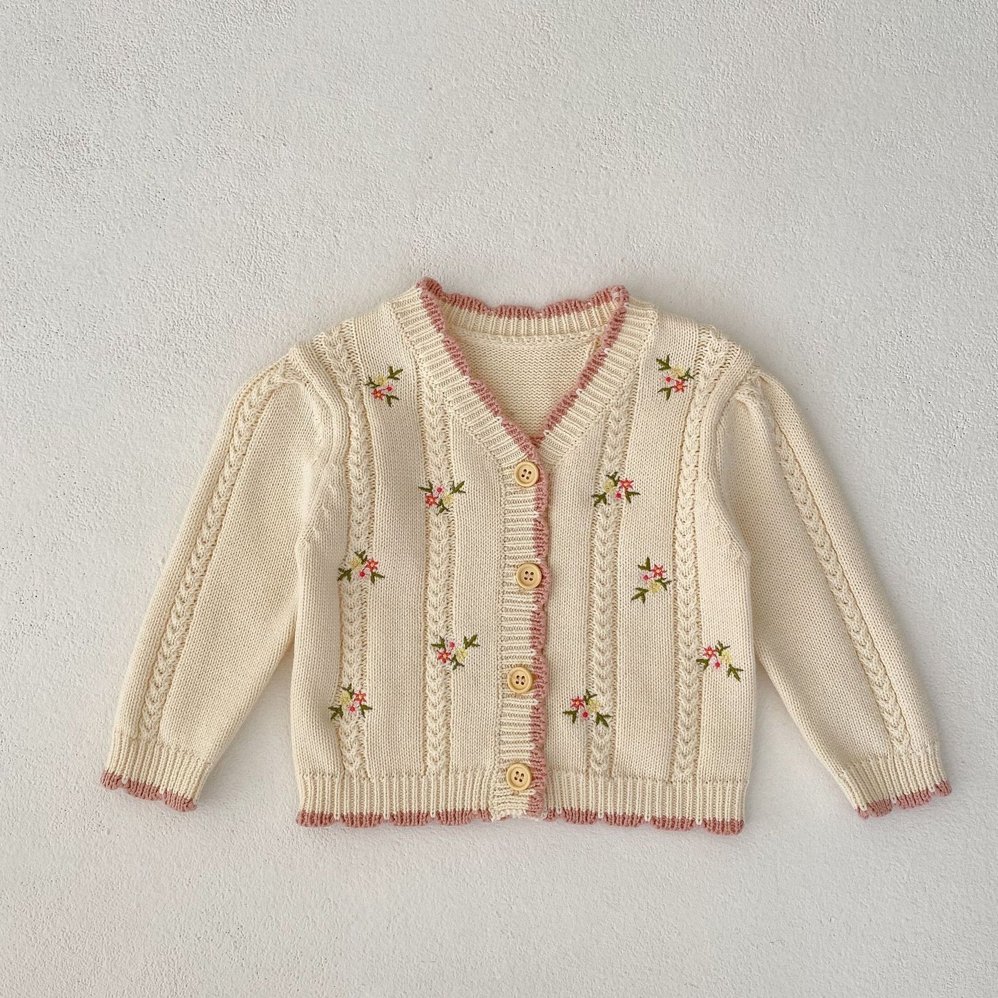 Cárdigan Tejido Color Crema con Bordado Floral y Ribete Rosa