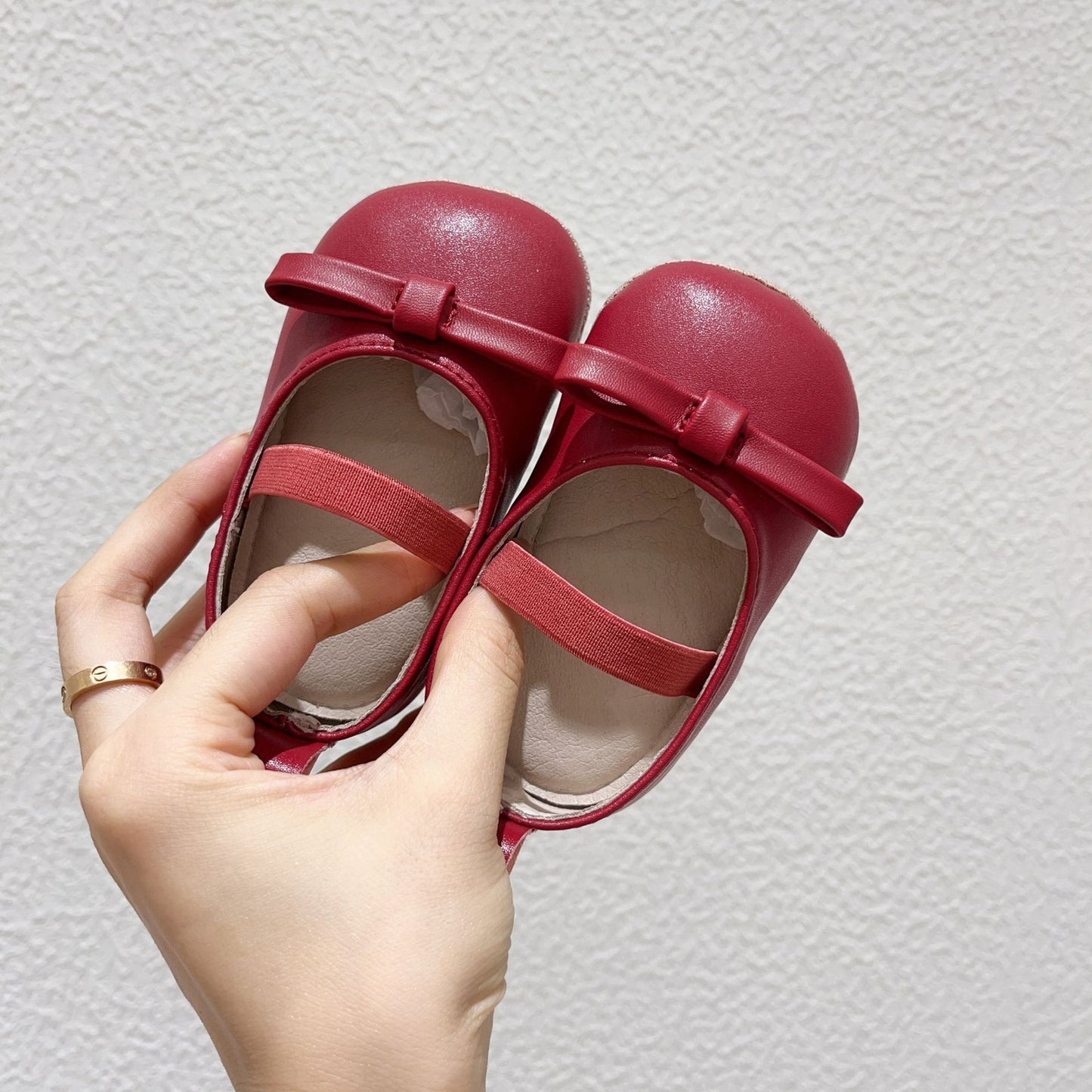 Zapatos Rojos Clásicos con Lazo – Colección Elegancia Infantil