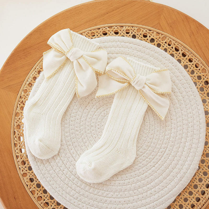 Medias Crema con Lazo de Terciopelo y Detalle Dorado