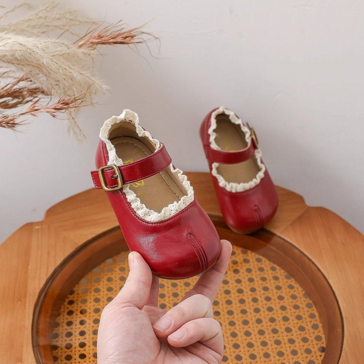 Zapatos Rojos con Encaje – Colección Clásica Vintage | Zapatos niña | Ropa de bebé y niña | El Closet de Emma Imagen principal del producto