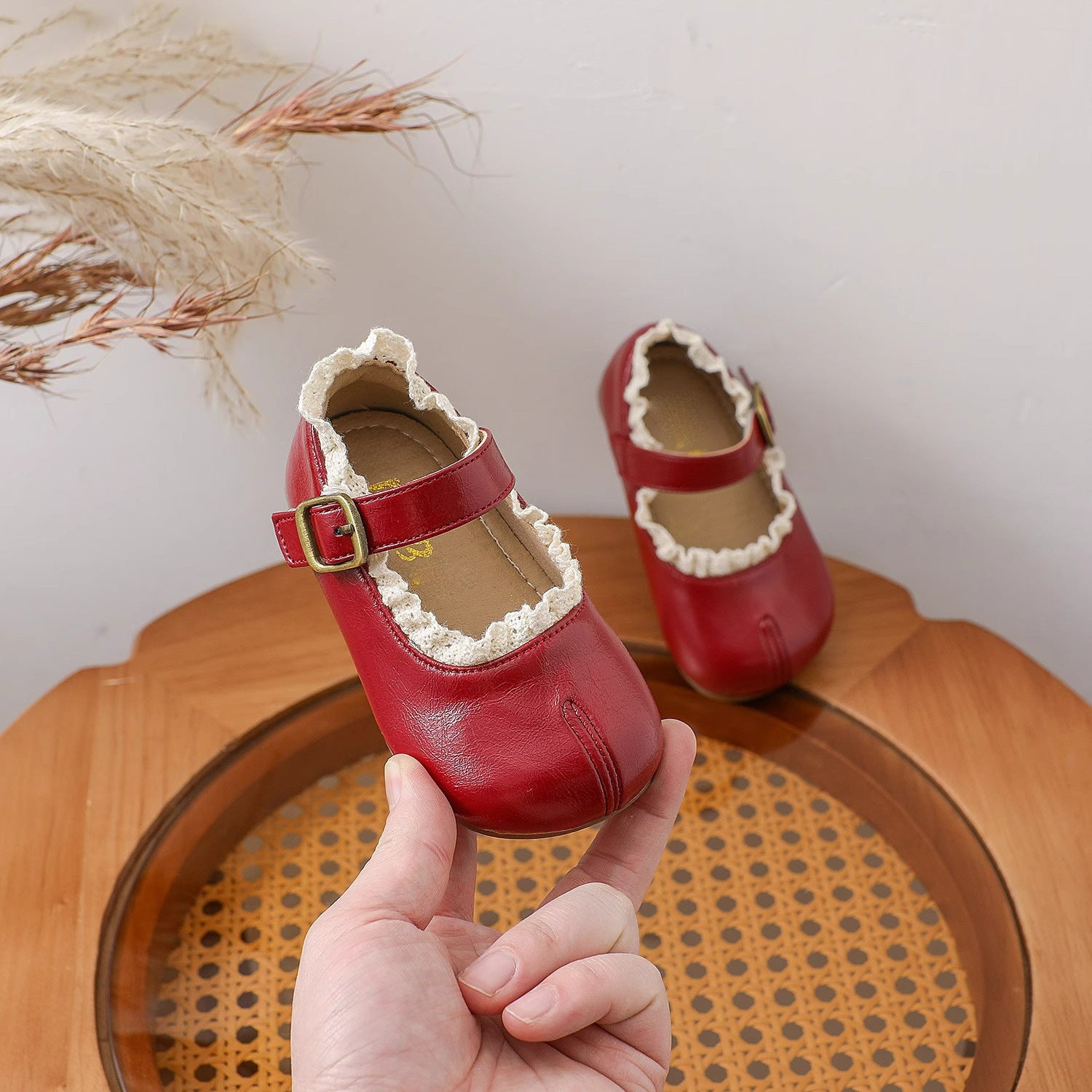 Zapatos Rojos con Encaje – Colección Clásica Vintage Imagen principal del producto